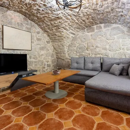 Neven Apartment *
