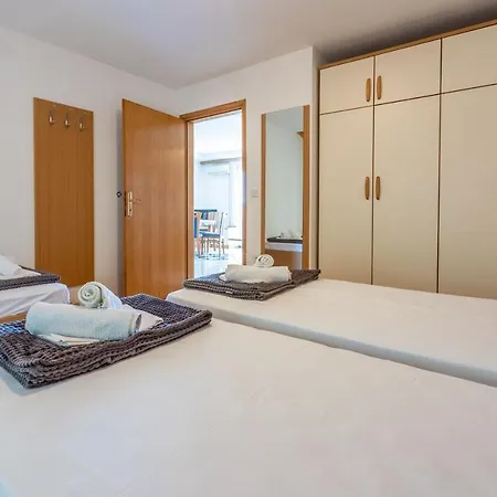 Apartment Neven Grizane-Belgrad
