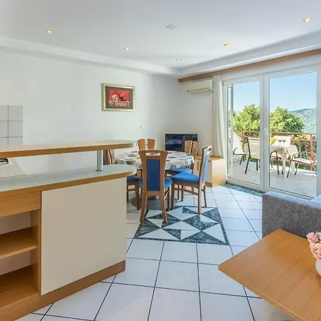 Neven Apartment *