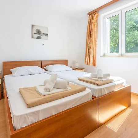 Neven Apartment *